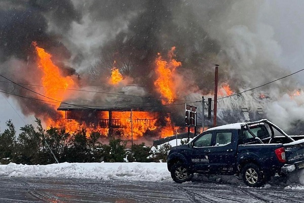 Violento incendio destruyo Hotel Marina del Fuy en Panguipulli